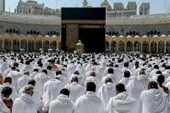 Umat Islam menunaikan solat Jumaat pada Jumaat pertama bulan suci Ramadan di Masjidil Haram, kota suci Makkah, Arab Saudi, 20 Februari 2026.  