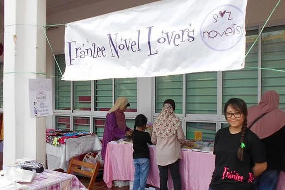 JUALAN SEMAKIN LARIS APABILA BUKA AKAUN FACEBOOK: Cik Zuliana atau lebih dikenali sebagai Anna menawarkan potongan 30 peratus novel yang dijualnya di pasar barang terpakai di Blok 302 Woodlands Street 31, baru-baru ini untuk menarik lebih ramai pembaca. - Foto SAINI SALLEH