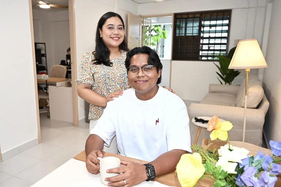 Pasangan muda, Encik Muhammad Nasrullah Jarlani dan Cik Nur Mizalina Abdul Rahman, di rumah Skim Perumahan Sementara Keibubapaan (PPHS) mereka di Boon Lay. 