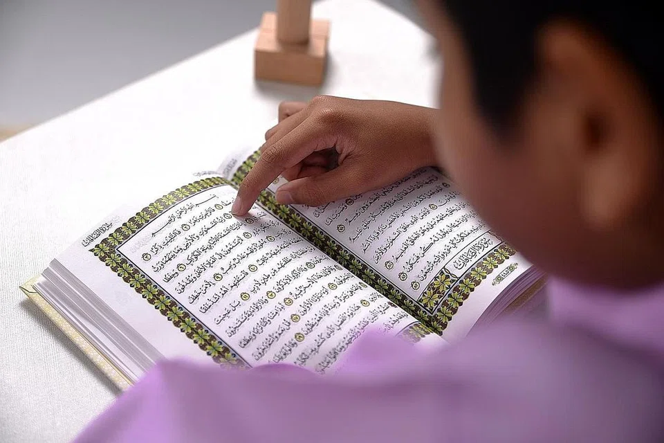 RAIH PAHALA BERGANDA: Antara amalan yang digalakkan pada bulan Rejab ialah berpuasa, perbanyakkan sedekah, membaca Al-Quran, zikir dan solat sunat. - Foto fail