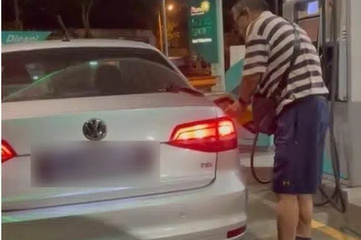 Tangkap layar video yang tular di media sosial.