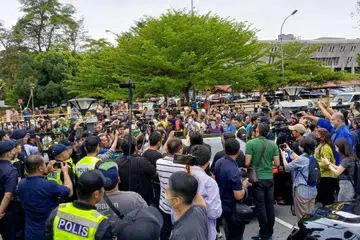 TUNJUK SOKONGAN: Ratusan penyokong Menteri Besar Kedah, Datuk Seri Muhammad Sanusi Md Nor, hadir memberi sokongan di Mahkamah Sesyen Selayang, Selangor, pada Selasa.