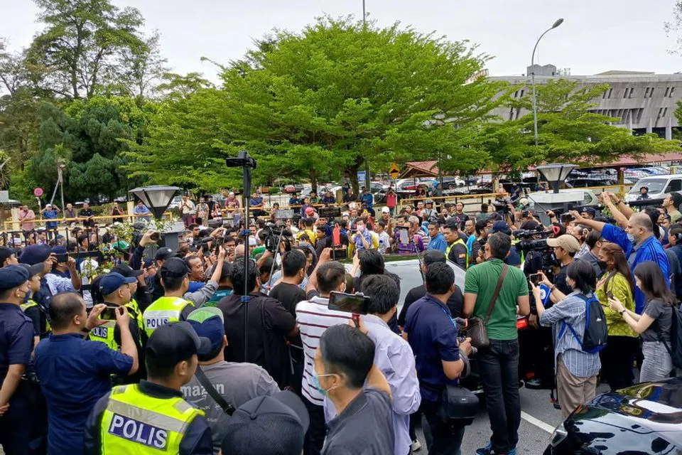 TUNJUK SOKONGAN: Ratusan penyokong Menteri Besar Kedah, Datuk Seri Muhammad Sanusi Md Nor, hadir memberi sokongan di Mahkamah Sesyen Selayang, Selangor, pada Selasa.