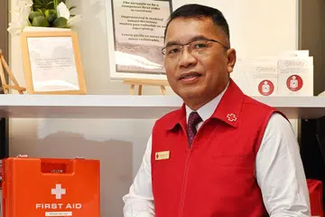 PENTING UNTUK MEMBINA DAYA TAHAN: Menurut Encik Sahari, setiap anggota masyarakat perlu membina benteng psikologi - atau membina daya tahan secara mental - supaya bersedia menghadapi apa jua cabaran akan datang. - Foto-foto BH oleh KHALID BABA