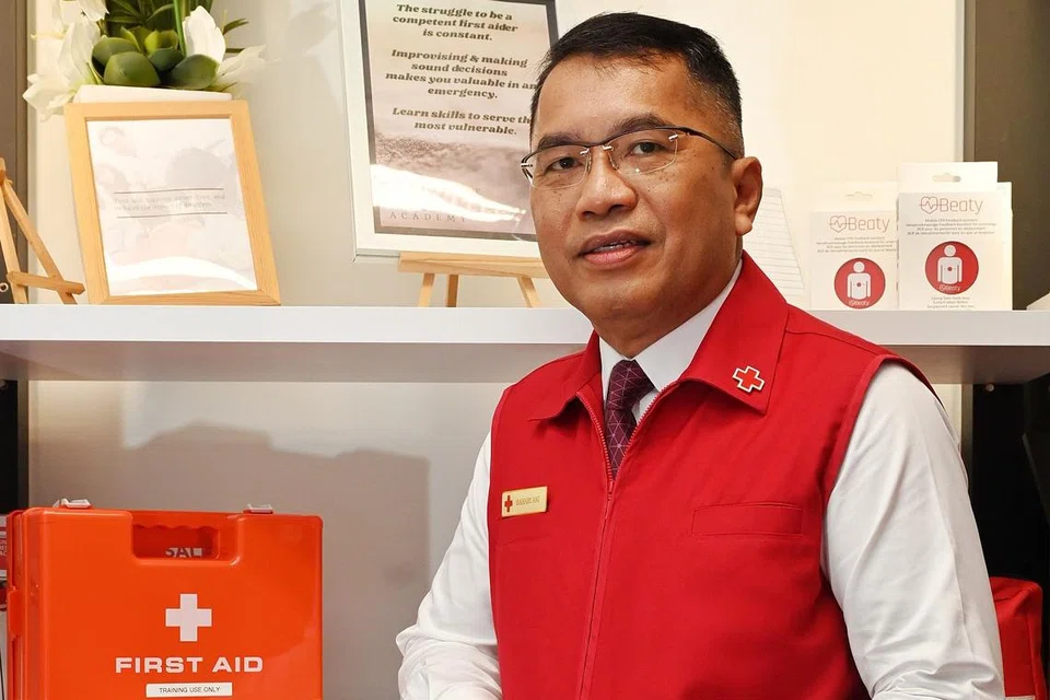PENTING UNTUK MEMBINA DAYA TAHAN: Menurut Encik Sahari, setiap anggota masyarakat perlu membina benteng psikologi - atau membina daya tahan secara mental - supaya bersedia menghadapi apa jua cabaran akan datang. - Foto-foto BH oleh KHALID BABA