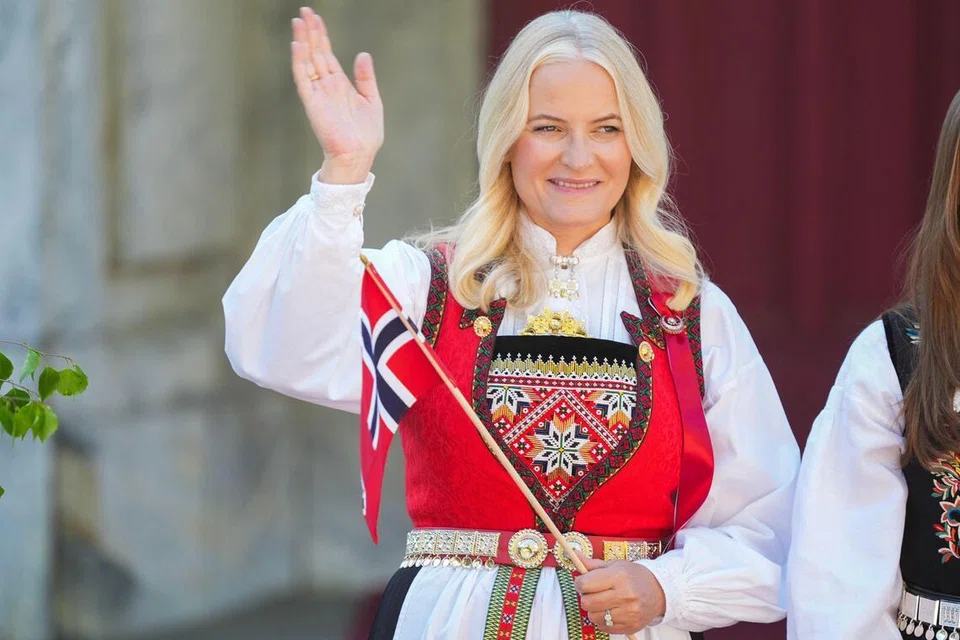 (FOTO FAIL) Puteri Mahkota Norway, Mette-Marit, menyambut perarakan kanak-kanak sempena sambutan Hari Kebangsaan Norway pada 17 Mei di kediaman diraja Skaugum, di barat Oslo, pada 17 Mei 2024. Ketika anak lelakinya bersiap sedia menghadapi perbicaraan atas pertuduhan rogol, Puteri Mette-Marit yang bakal menjadi Permaisuri Norway turut terpalit dalam satu lagi kontroversi selepas dokumen baru kes Jeffrey Epstein mendedahkan hubungan peribadi yang tidak dijangka dengan pesalah seks Amerika Syarikat itu. Nama Mette-Marit, isteri Putera Mahkota Haakon, muncul berulang kali sekurang-kurangnya 1,000 kali menurut akhbar Norway Verdens Gang (VG) dalam jutaan halaman dokumen yang didedahkan oleh Jabatan Kehakiman Amerika Syarikat pada 30 Januari 2026.