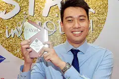 KOMITMEN DENGAN KERJA KEMASYARAKATAN: Encik Muhammad Ashiq menerima Anugerah Belia Perseorangan (Kepujian) yang diberikan oleh Pergerakan Belia Persatuan Rakyat (PAYM). Bagi Encik Muhammad Ashif lebih daripada memenangi anugerah melalui kerja kemasayarakat memberi pengalaman bermakna dan dapat melihat keperitan yang terpaksa dilalui sesetengah penduduk. - Foto KHALID BABA