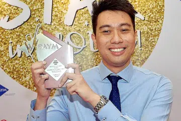 KOMITMEN DENGAN KERJA KEMASYARAKATAN: Encik Muhammad Ashiq menerima Anugerah Belia Perseorangan (Kepujian) yang diberikan oleh Pergerakan Belia Persatuan Rakyat (PAYM). Bagi Encik Muhammad Ashif lebih daripada memenangi anugerah melalui kerja kemasayarakat memberi pengalaman bermakna dan dapat melihat keperitan yang terpaksa dilalui sesetengah penduduk. - Foto KHALID BABA