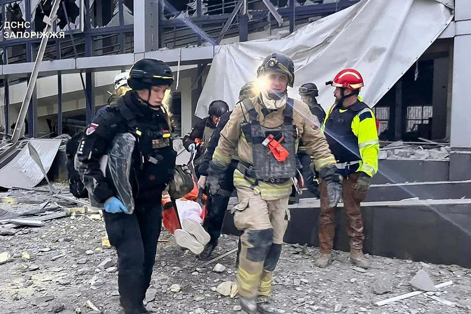 Foto edaran yang dikeluarkan oleh perkhidmatan media Perkhidmatan Kecemasan Negeri (SES) Ukraine menunjukkan penyelamat Ukraine sedang bertugas di lokasi serangan roket di Zaporizhzhia, Ukraine, pada 10 Disember, di tengah-tengah pencerobohan Russia yang berterusan. 