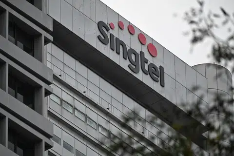 KEUNTUNGAN NAIK: Singtel berkata keuntungan bersih bagi tahun kewangan yang berakhir Mac, mencapai $2.23 bilion, berbanding $1.95 bilion, setahun lalu.