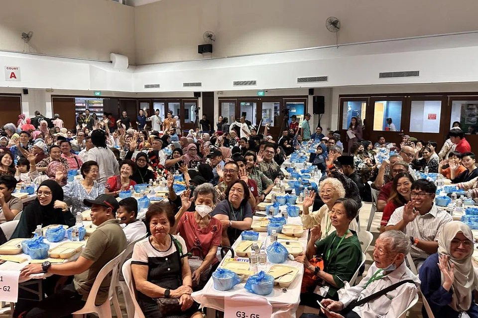 Lebih 1,000 penduduk pelbagai bangsa dan agama menyertai sesi iftar beramai-ramai di Kelab Masyarakat MacPherson. 