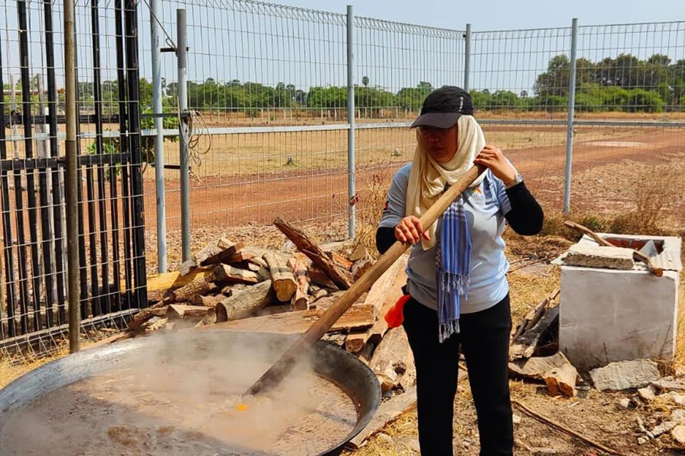 Eka Mairina meluangkan masa seminggu di Kemboja untuk memasak hidangan berbuka puasa bagi penduduk sebuah kampung yang majoriti penduduknya kurang berkemampuan.