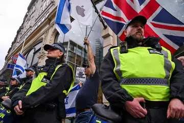 Anggota polis mengawal keadaan ketika penunjuk perasaan balas mengibarkan bendera Israel semasa perarakan solidariti Palestin sempena ulang tahun ke-78 Nakba di London pada 16 Mei. Insiden itu berlaku ketika kebimbangan terhadap ancaman ekstremisme sayap kanan di Britain terus meningkat, susulan seorang remaja berusia 14 tahun didakwa merancang serangan ke atas dua masjid di selatan London yang didakwa bermotif kebencian terhadap masyarakat Islam.