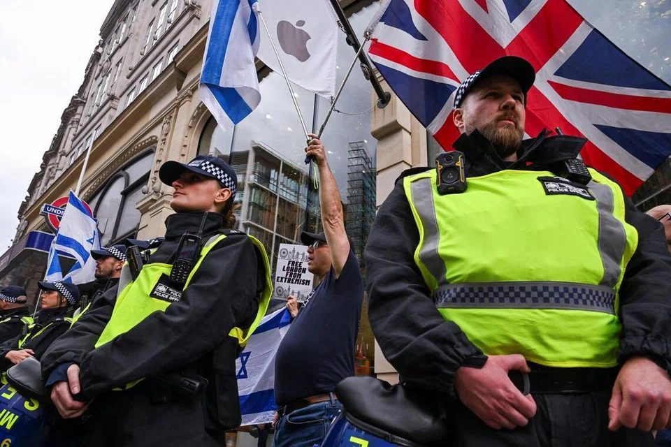 Anggota polis mengawal keadaan ketika penunjuk perasaan balas mengibarkan bendera Israel semasa perarakan solidariti Palestin sempena ulang tahun ke-78 Nakba di London pada 16 Mei. Insiden itu berlaku ketika kebimbangan terhadap ancaman ekstremisme sayap kanan di Britain terus meningkat, susulan seorang remaja berusia 14 tahun didakwa merancang serangan ke atas dua masjid di selatan London yang didakwa bermotif kebencian terhadap masyarakat Islam.