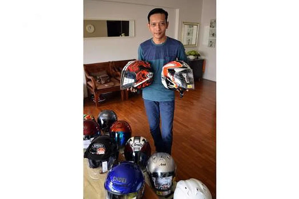 TOPI KELEDAR BERMUTU: Encik Andrishahrir lebih prihatin tentang keselamatan penunggang motosikal dan menyarankan mereka supaya membeli topi keledar yang mempunyai jaminan. - Foto HAKIM YUSOF