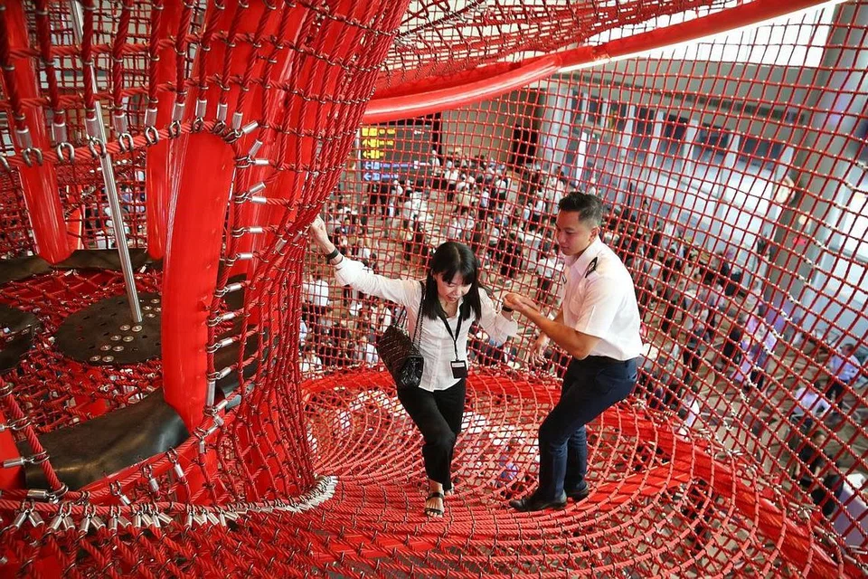 'TAMAN PERMAINAN' DALAM LAPANGAN TERBANG: Antara tarikan utama di T4 ialah 'taman permainan' berupa sebuah struktur yang dinamakan 'Chandelier' (gambar kiri dan kanan). Berdiri setinggi lantai sehingga siling dewan, struktur ini berupa tali sepanjang 10 kilometer yang disokong dengan 15 tan keluli. - Foto BH oleh ONG WEE JIN