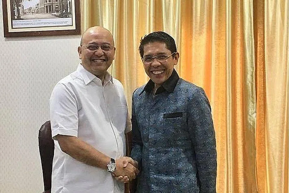 ERATKAN HUBUNGAN: Semasa mengunjungi Medan, Dr Maliki (kanan) berpeluang bertemu Mayor Medan, Encik Dzulmi Eldin. - Foto FACEBOOK DR MALIKI