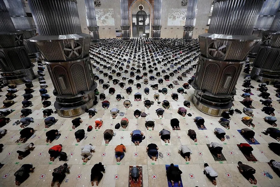 SOLAT PATUH LANGKAH KESELAMATAN: Muslim menunaikan solat Jumaat di Masjid Istiqlal di Jakarta pada 23 April dengan memastikan penjarakan sosial di tengah-tengah peningkatan penularan Covid-19. - Foto REUTERS