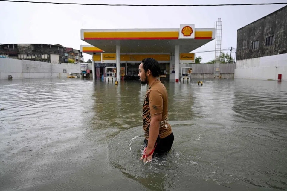 Banjir buruk menyebabkan puluhan ribu penduduk di selatan Thailand terpaksa berpindah ke pusat perlindungan.