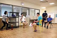Golongan dewasa penghidap autisme melakukan kegiatan di pusat kegiatan harian Autisme St. Andrew’s.