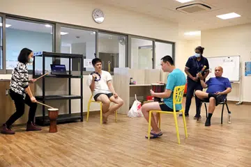 Golongan dewasa penghidap autisme melakukan kegiatan di pusat kegiatan harian Autisme St. Andrew’s.