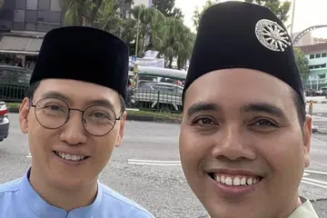 Anggota Parlimen (AP) GRC Chua Chu Kang, Encik Zhulkarnain Abdul Rahim (kanan) menzahirkan penghargaannya kepada mantan AP GRC Chua Chu Kang, Encik Don Wee, yang telah bekerjasama dengan Masjid Al-Khair untuk menubuhkan kariah baru di kawasan Brickland pada 2024.