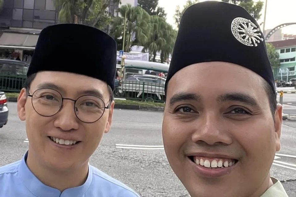 Anggota Parlimen (AP) GRC Chua Chu Kang, Encik Zhulkarnain Abdul Rahim (kanan) menzahirkan penghargaannya kepada mantan AP GRC Chua Chu Kang, Encik Don Wee, yang telah bekerjasama dengan Masjid Al-Khair untuk menubuhkan kariah baru di kawasan Brickland pada 2024.