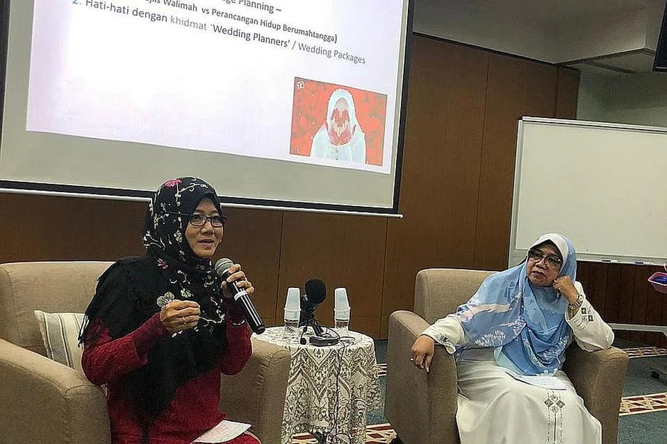 PENTINGNYA BUAT PERANCANGAN: Cik Zarina Zaharudin (kiri) dan Ustazah Suhanah Haji Ahmad (kanan) membincangkan tentang pentingnya buat persiapan sebelum pasangan berkahwin dalam ceramah yang diadakan di Masjid Al-Iman baru-baru ini. - Foto BM oleh HANNAH ELYAS