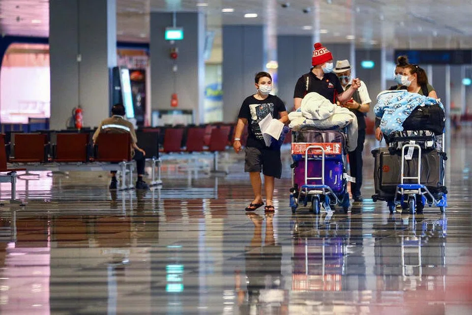 TIADA KUARANTIN: Pelancong dan pengunjung dari China dan wilayah Victoria di Australia kini boleh memasuki Singapura tanpa menjalani tempoh kuarantin mulai Jumaat (6 November). - Foto FAIL