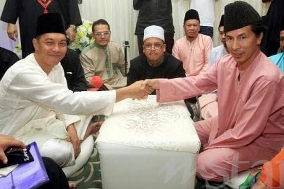 MAJLIS LANCAR: Akad nikah dilakukan sendiri oleh bapa Nabila, iaitu penyanyi Amy Search, dengan disaksikan oleh jurunikah di masjid berkenaan, Encik Khairuddin Haiyon (songkok putih).