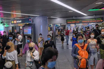 KURANGKAN INTERAKSI SOSIAL: Orang ramai perlu memainkan peranan mereka untuk mengurangkan interaksi sosial, kata pakar, sedang bilangan kes harian Covid-19 melonjak dan kembali menjangkau lebih 1,000 baru-baru ini. - Foto BH oleh MARK CHEONG