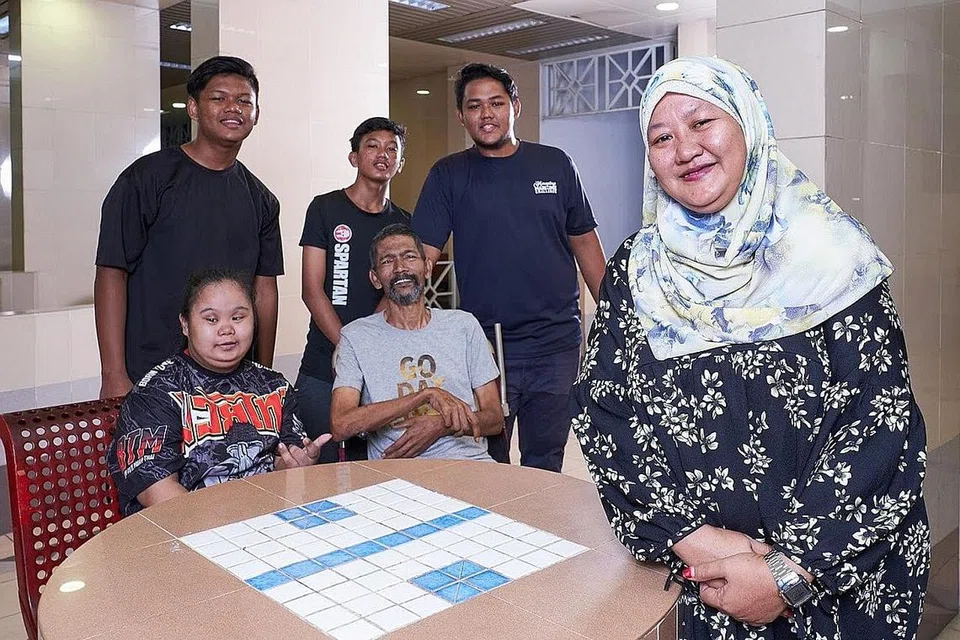 SEMANGAT KESUKARELAWANAN: Cik Siti Wahidah (kanan), yang bergambar bersama keluarganya, tidak membiarkan kesempitan hidup menghalangnya daripada memberi bantuan kepada golongan yang sama susah, malah melibatkan anggota keluarganya dalam kerja kebajikan. - Foto BH oleh ROSLEE ABDUL RAZAK