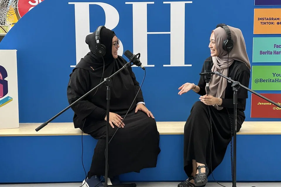 Suri rumah, Cik Mardiana Idrus, 40 tahun (kiri) bergambar di set podcast #notapis dengan Cik Siti Hajar Zainuddin, mahasiswa Universiti Teknologi Nanyang (NTU) yang sedang menjalani program kenal suai kerja di Berita Harian. 