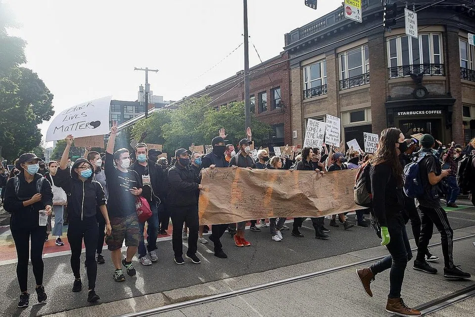 TERUSKAN BANTAHAN: Penunjuk perasaan melakukan bantahan di Seattle, Washington, menentang kekejaman polis berkaitan kematian Encik George Floyd baru-baru ini. - Foto REUTERS