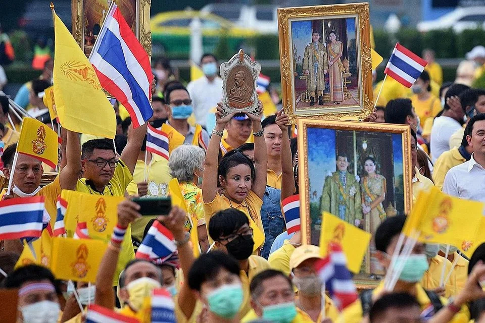 BELA KELUARGA DIRAJA: Kumpulan prokeluarga diraja kian bangkit mengadakan tunjuk perasaan membela keluarga diraja Thailand. - Foto AFP
