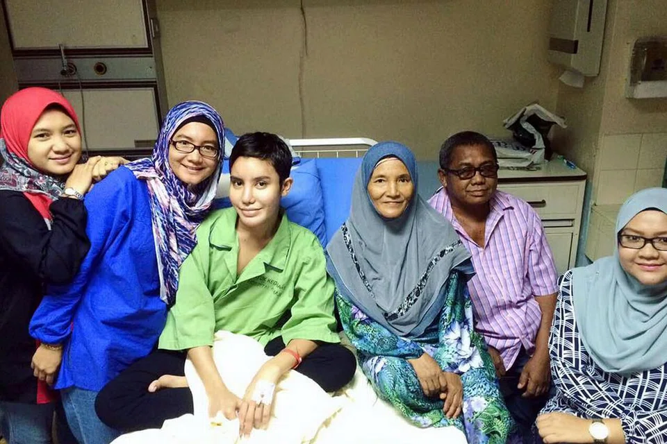 JALANI PEMBEDAHAN: Jutawan kosmetik Safiey Ilias, atau nama sebenarnya Safiuddin Ilias, menjalani pembedahan membuang implan buah dada baru-baru ini. - Foto FACEBOOK SAFIEY ILIAS