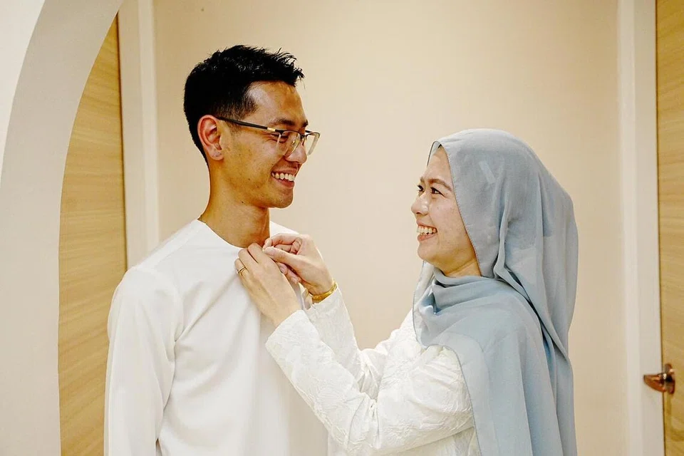 Encik Radzi Barian Arlandito (kiri) menggalas tanggungjawab membimbing isterinya, Cik Risa Shigemi, mengenai budaya Hari Raya.