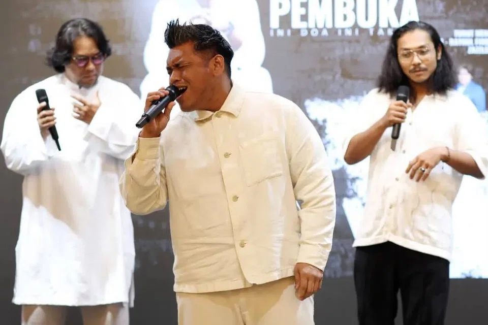 Tiga beradik, (dari kiri) Rayhul Firdaus, 45 tahun, Rifaah Ridzuwanulhakim, 44 tahun, dan Rico Setiabudi, 33 tahun, bermula sebagai penggiat dikir barat dan mula menempa nama sebagai penyanyi arus perdana melalui penubuhan kumpulan 2D – sebuah kumpulan yang mendendangkan lagu dikir barat dalam bentuk ‘pop’.