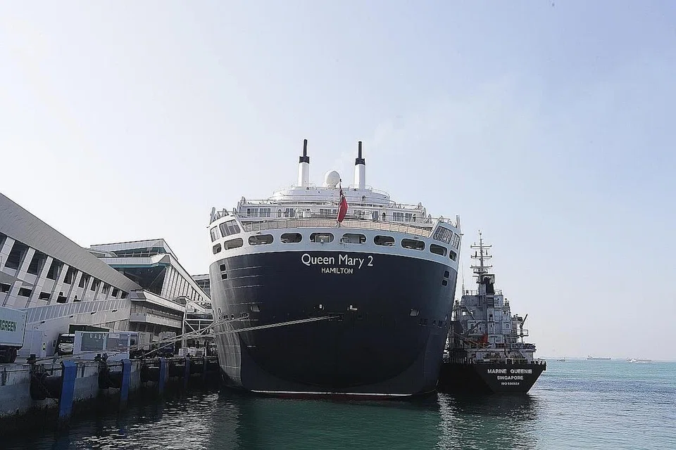 MENGELILINGI DUNIA: Queen Mary 2 berlabuh di perairan Singapura Khamis lalu. Kos menaiki kapal layar yang mengelilingi dunia selama 134 hari ini menelan belanja sebanyak $366,707, menjadikan Queen Mary 2 antara pelayaran termahal di dunia. - Foto BH oleh KELVIN CHNG