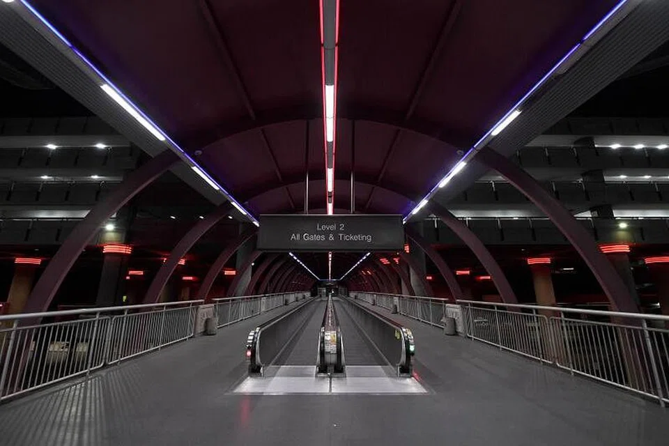 BELUM SEDIA BUKA SEMPADAN NEGARA: Keadaan sepi di laluan yang menghubungkan Lapangan Terbang Antarabangsa McCarran dengan garaj meletak kereta akibat penularan koronavirus yang dirakamkan semalam di Las Vegas, Nevada, Amerika Syarikat. 