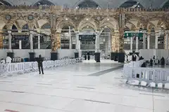 LANGKAH DIPERKETAT: Laluan sehala dari mataf (tempat melakukan tawaf) ke kawasan sai di Masjidil Haram di Makkah dijaga oleh seorang pengawal, dengan kawasan solat di hujung mataf dikepung supaya tidak menghalang jemaah sedang tawaf. - Foto BM oleh HARITH MUSTAFFA