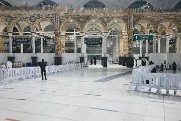 LANGKAH DIPERKETAT: Laluan sehala dari mataf (tempat melakukan tawaf) ke kawasan sai di Masjidil Haram di Makkah dijaga oleh seorang pengawal, dengan kawasan solat di hujung mataf dikepung supaya tidak menghalang jemaah sedang tawaf. - Foto BM oleh HARITH MUSTAFFA