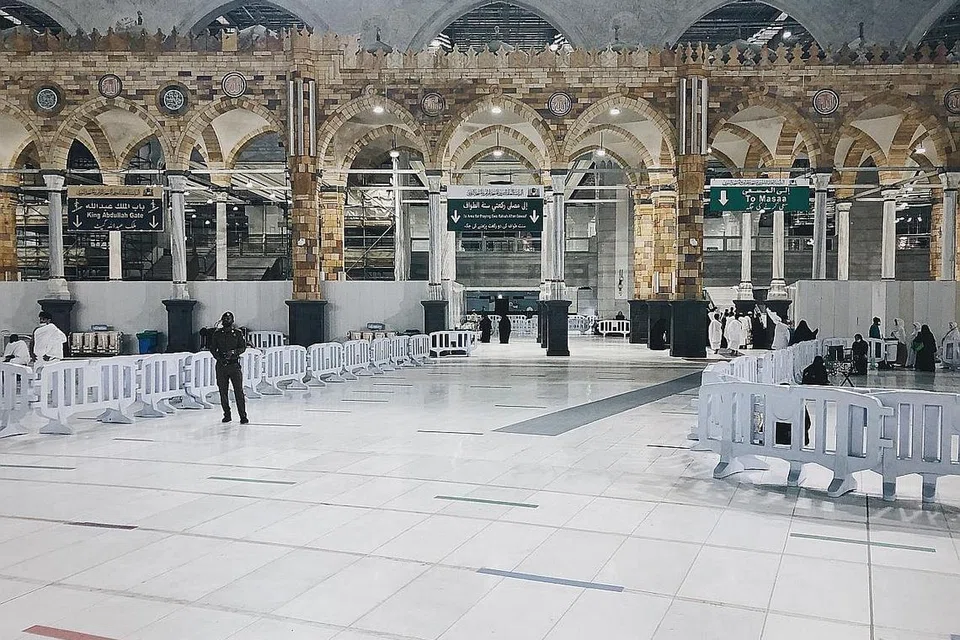 LANGKAH DIPERKETAT: Laluan sehala dari mataf (tempat melakukan tawaf) ke kawasan sai di Masjidil Haram di Makkah dijaga oleh seorang pengawal, dengan kawasan solat di hujung mataf dikepung supaya tidak menghalang jemaah sedang tawaf. - Foto BM oleh HARITH MUSTAFFA