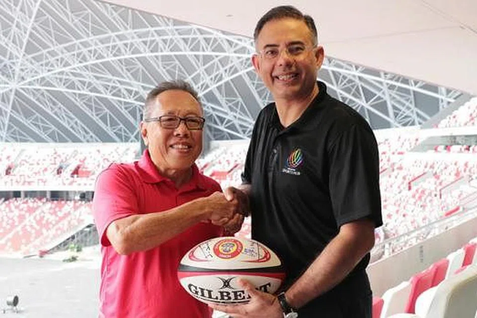 MANFAAT KERJASAMA: Presiden SRU, Low Teo Ping (kiri), bergambar dengan Ketua Pegawai Eksekutif Hab Sukan Singapura, Manu Sawhney, di sidang media semalam. - Foto HAB SUKAN SINGAPURA