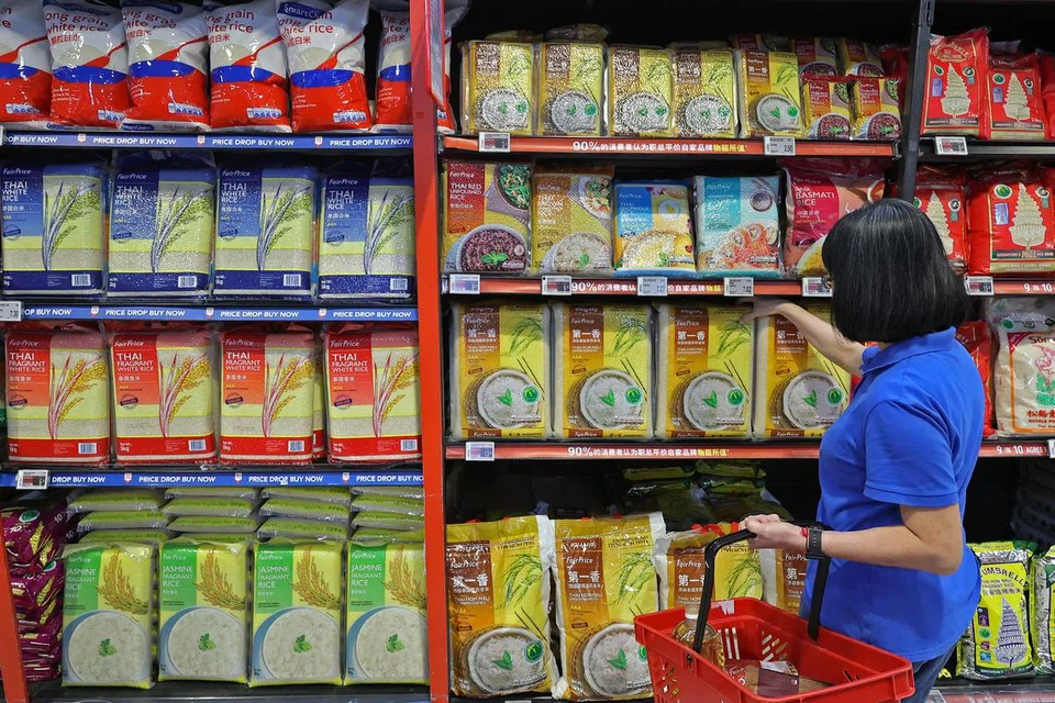 BERI TUMPUAN: Untuk mengurangkan beban kenaikan kos ke atas rakyat Singapura, pemerintah telah memberikan pelbagai subsidi.