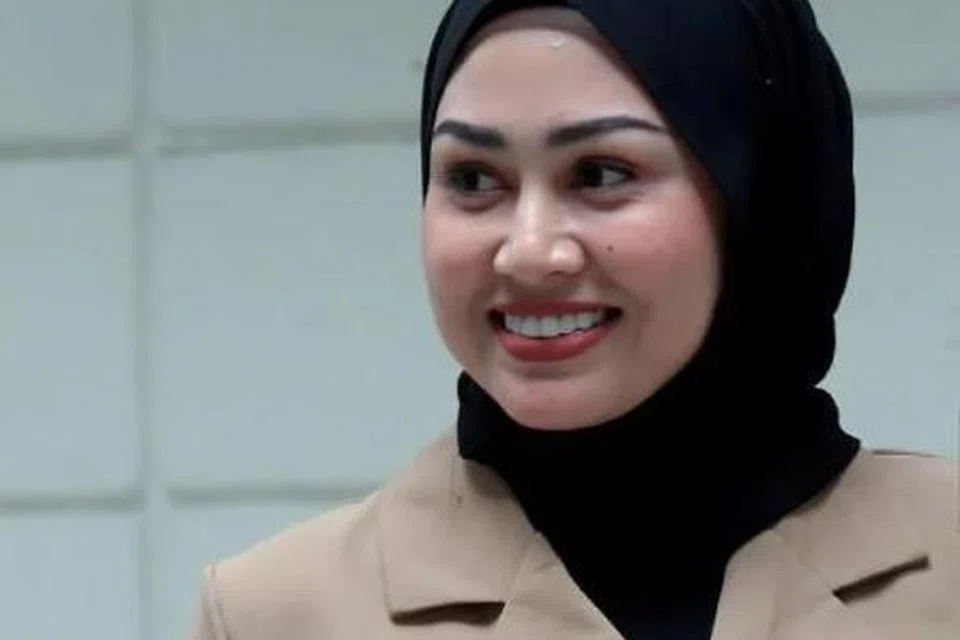 Penyanyi Wan Norshaheeda Azlin Wan Ismail, atau Eda Ezrin, mendakwa beliau dianiaya oleh dua rakan – seorang wanita dan seorang lelaki – berhubung kes dadah yang dihadapinya.
