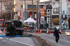 Sebahagian trak yang dikeluarkan dari lubang benam ketika operasi menyelamat untuk mencari pemandunya  masih diteruskan di persimpangan jalan raya di Yashio, Wilayah Saitama, pada 30 Januari 2025.