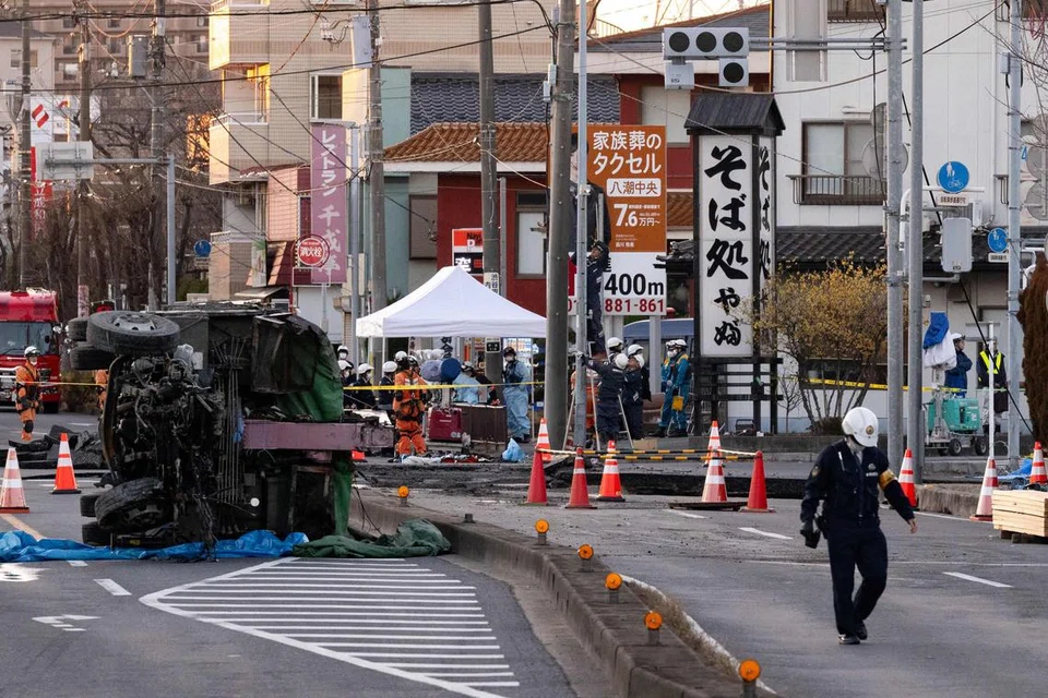 Sebahagian trak yang dikeluarkan dari lubang benam ketika operasi menyelamat untuk mencari pemandunya  masih diteruskan di persimpangan jalan raya di Yashio, Wilayah Saitama, pada 30 Januari 2025.