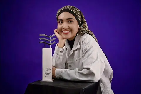 MUZIK PENAWAR BUAT MASYARAKAT: Penerima Anugerah Jauhari Harapan, Shareefa Aminah Abdul Shariff atau nama pentasnya Shazza, ingin menjadikan bakatnya dalam bidang seni sebagai jentera penawar jiwa pendengar dan menyumbang semula kepada masyarakat.