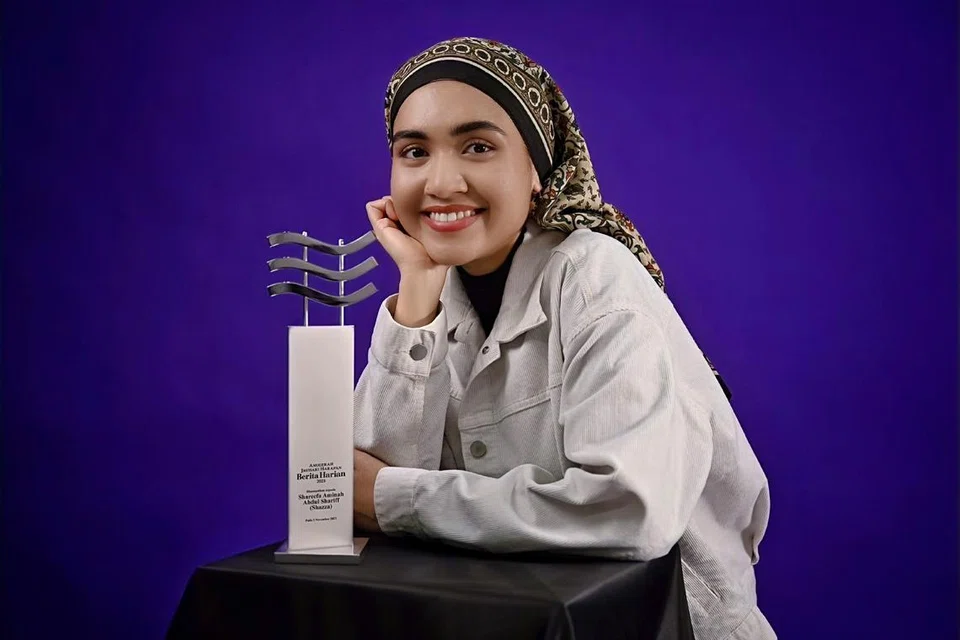 MUZIK PENAWAR BUAT MASYARAKAT: Penerima Anugerah Jauhari Harapan, Shareefa Aminah Abdul Shariff atau nama pentasnya Shazza, ingin menjadikan bakatnya dalam bidang seni sebagai jentera penawar jiwa pendengar dan menyumbang semula kepada masyarakat.